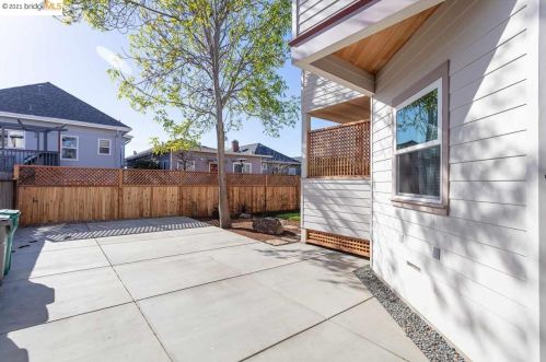 721 44th St, Oakland CA 94608-3404 exterior