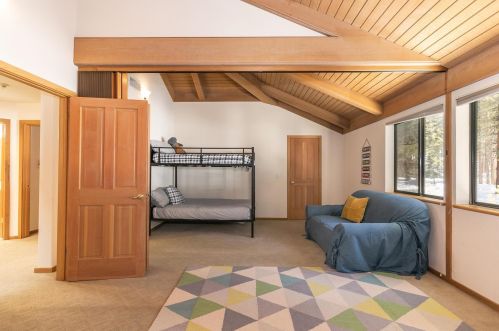 315 Skidder Trl, Truckee CA  96161-3930 exterior