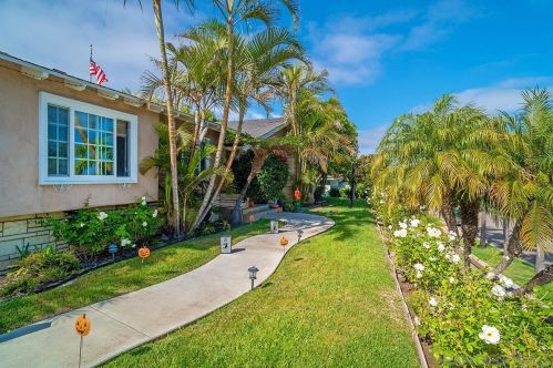1102 Fleetridge Dr, San Diego, CA 92106-2002