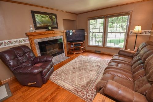 396 Scott Ct, Chenequa, WI 53029-2421