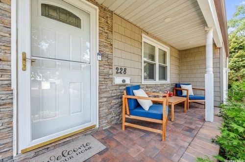228 Heathcote Rd, North Lindenhurst, NY 11757-1740