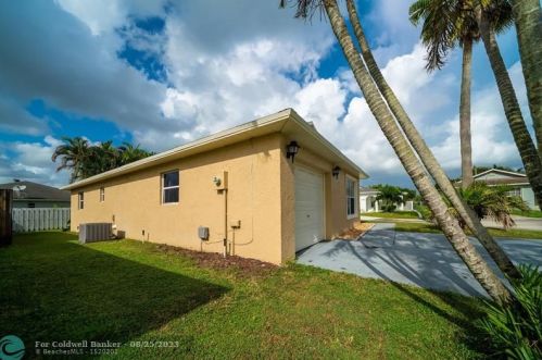 10100 Boynton Pl Cir, Boynton Beach FL  33437-2612 exterior