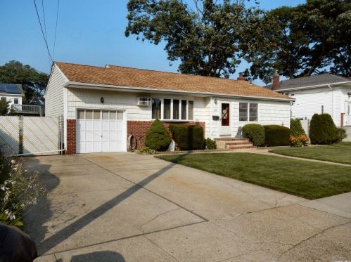 568 Greene Ave, North Lindenhurst, NY 11757-3449