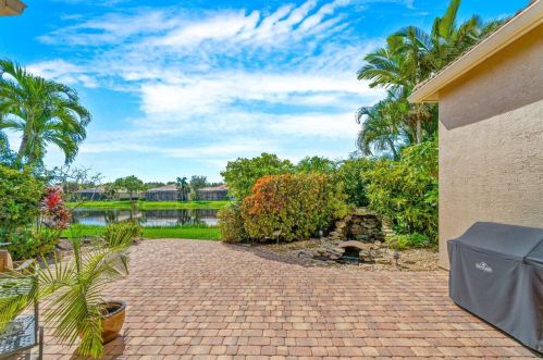 7071 Corning Cir, Boynton Beach, FL 33437-3985