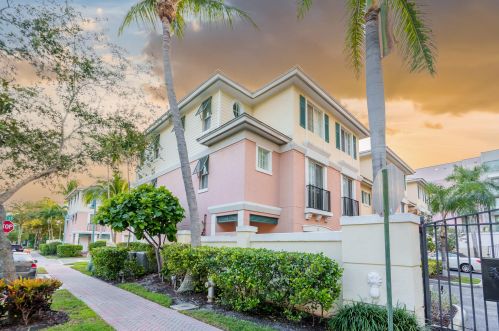 245 2nd St, Delray Beach FL  33444-3747 exterior