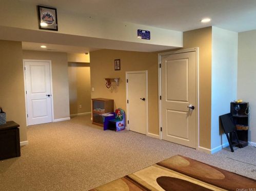 8 Summit Dr, Marlborough NY  12542-6408 exterior