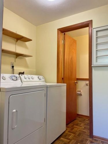 27 Wakeley St, Huntington CT 06484-4511 exterior