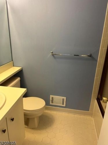 307 Gettysburg Way, Lincoln Park NJ  07035-1835 exterior