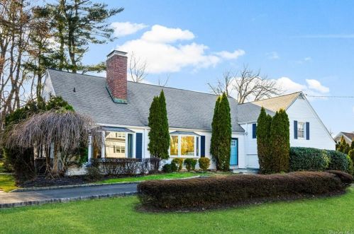 21 Hillandale Dr, New Rochelle, NY 10804-1905
