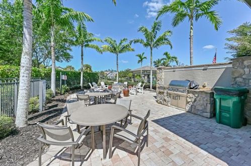 16157 Camden Lakes Cir, Naples FL  34110-2880 exterior