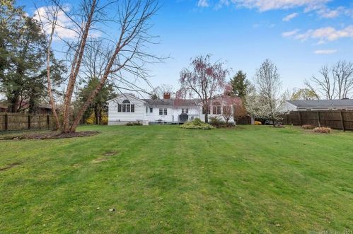 7 Northeast Dr, North Haven, CT 06473-3507