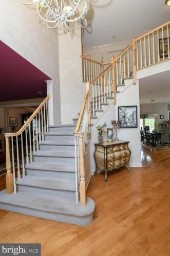 30 Lenape Rd, Southampton, PA 18954-1220