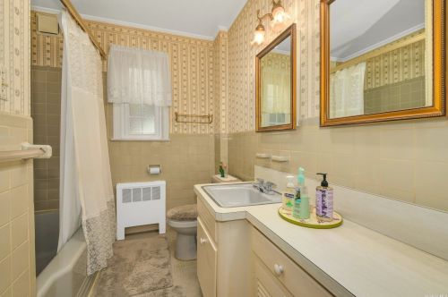 20 Clare Dr, Elwood NY  11731-1324 exterior