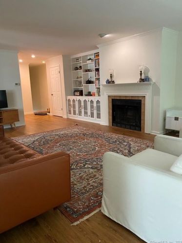 124 Mayfield Dr, Bridgeport, CT 06611-2356