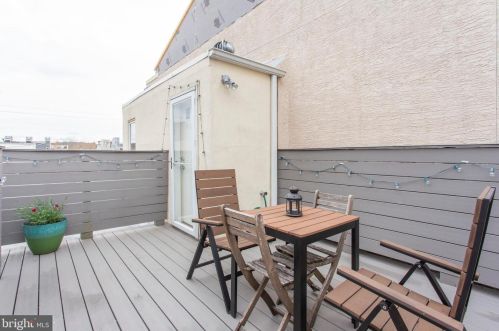 2219 Carpenter St, Philadelphia PA 19146-2517 exterior