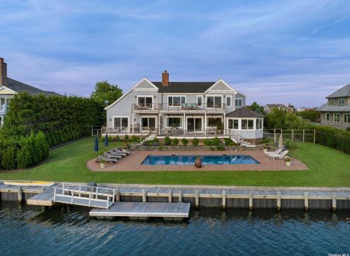 121 Jessup Ln, West Hampton Beach, NY 11978-2506