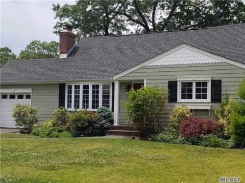 630 Lotus St, Babylon, NY 11702-1215