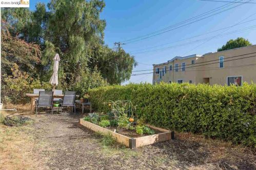 1222 Hollywood Ave, Oakland, CA 94602-1426