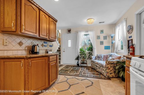 16 Whitman Ct, East Freehold, NJ 07728-4331