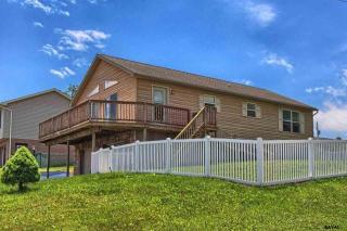 10 Charles Dr, Bittersville, PA 17366-8995