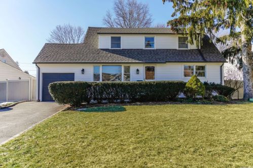 103 Yorkshire Dr, Muttontown, NY 11732-1243