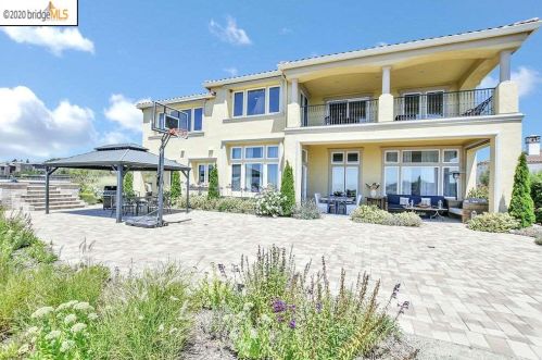 13445 Campus Dr, Oakland CA  94619-3711 exterior