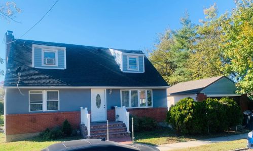 41 Dayton St, Westbury, NY 11590-4638