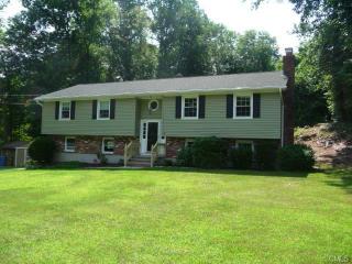 32 Fieldstone Dr, Huntington, CT 06484-2053