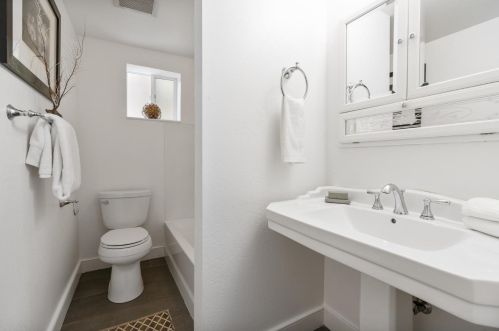 1000 Glendora Ave, Oakland CA  94602-1417 exterior