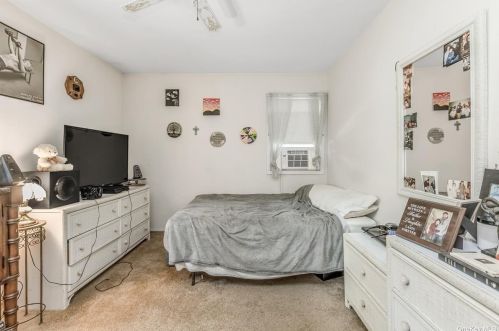 14 Oakledge Dr, Elwood NY  11731-3718 exterior