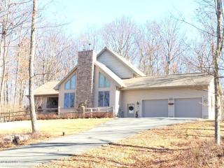 121 Lillypad Ln, Hawley, PA 18428-7758