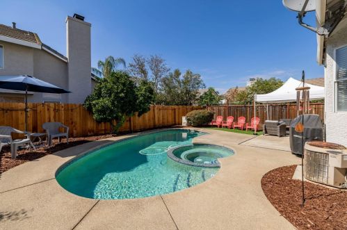 8686 White Peacock Way, Elk Grove CA  95624-3701 exterior