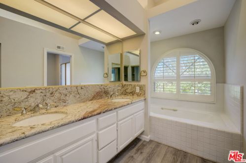 26520 Mistletoe Ct, Santa Clarita CA  91355-3525 exterior