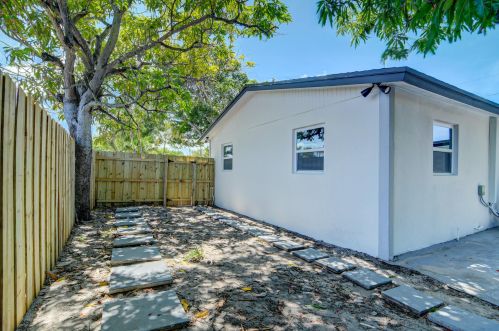 2180 Seacrest Blvd, Boynton Beach FL  33435-6785 exterior