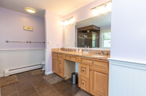 8 Canter Ct, Nashua NH  03063-2929 exterior