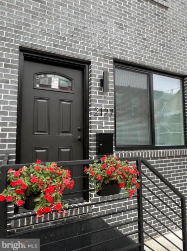 2127 Manton St, Philadelphia, PA 19146-4312