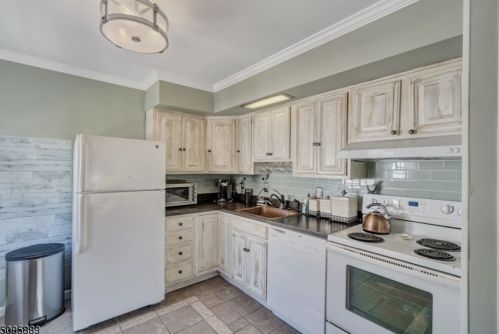 113 Santa Fe Trl, Hopatcong NJ  07843-1247 exterior