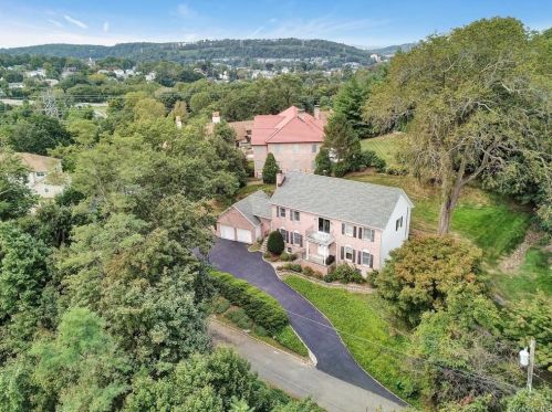 4 Old Rd, Elmsford, NY 10523-2805