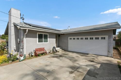 227 Woodland Dr, Vista, CA 92083-7611