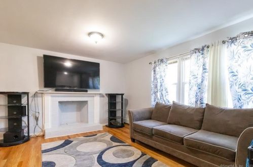 221 Woodland Ave, Bloomfield CT  06002-1357 exterior