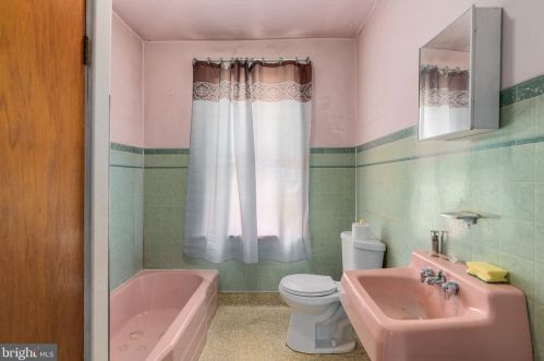 1210 Philadelphia Ave, Gilbertsville PA  19525-9573 exterior