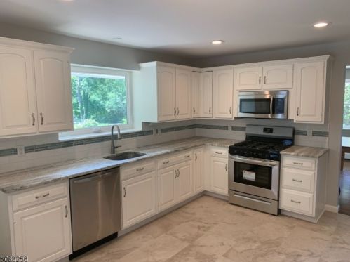 22 Lamington Rd, White House Station, NJ 08889-3807