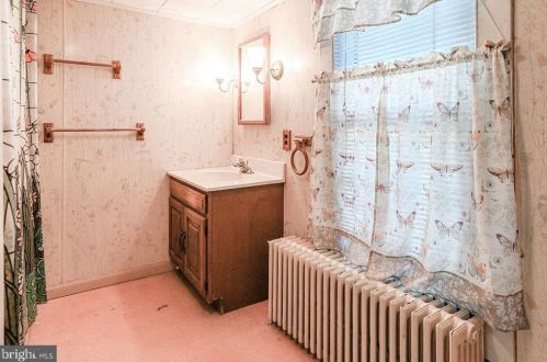 409 4th St, Laurel DE  19956-1505 exterior