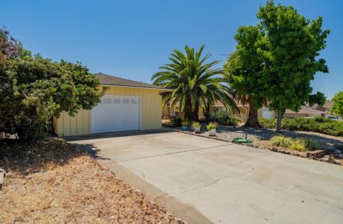 1261 Loma Vista Dr, Hollister, CA 95023-6207