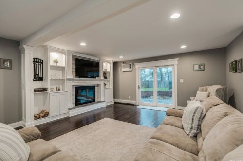 8 Valiant Ct, Mount Sinai NY  11766-2915 exterior