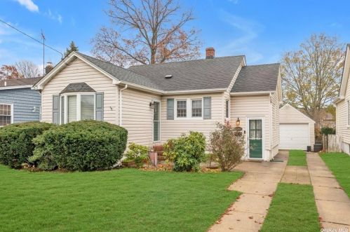 2848 Royle St, North Bellmore, NY 11710-4131