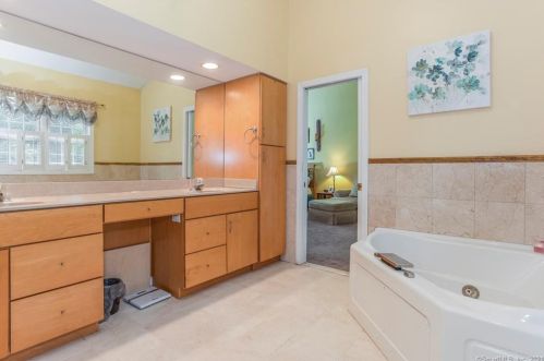 16 Patricks Ct, Wallingford CT  06492-2692 exterior