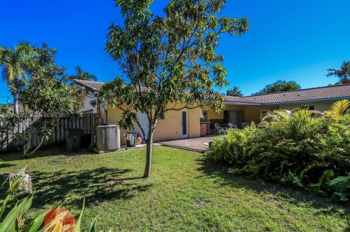 712 10th Ave, Hollywood FL  33019-1903 exterior