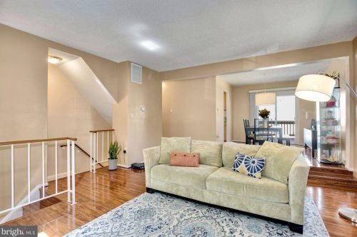 2376 Hunters Square Ct, Herndon, VA 20191-2818