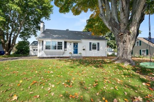 8 8th Ave, Waterford, CT 06385-1806
